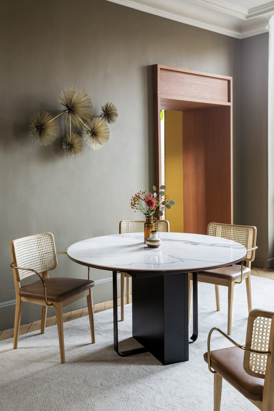 FL-36226 Appartement Red Edition - table